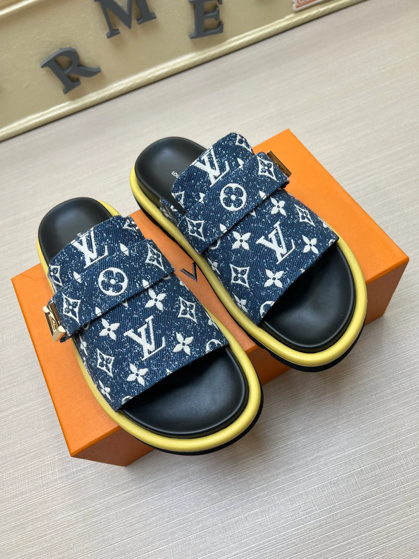 Factory price: 360💰【LOUIS VUITTON】Louis Vuitton, LV printing, men's and women's slippers are on the market, drawer box packaging with cloth bag, card, the upper pattern looks very soft and waxy, super versatile leg slimming artifact. Fabric: imported denim/canvas/old fabric, LV hardware LOGO, official website pattern printing, comfortable to wear, foot pads: high elastic men's shoes💰U water table. Sole: foam sole, heel height: about 5cm. Code number: 35-46, 35, 45, 46 are custom-made and non-returnable. Color: multiple colors and styles available.